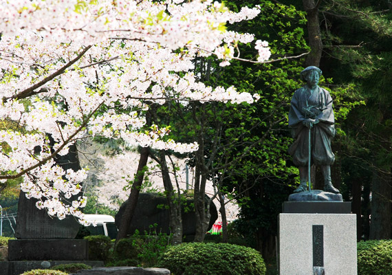 北館大学助利長　庄内を見つめる北館大学助利長像（狩川・楯山公園）