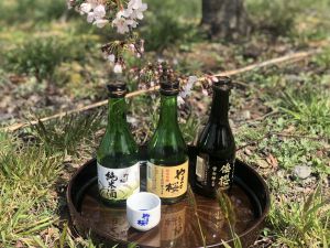 「蔵元と語りながら地酒を飲もう」で送られる地酒3種と「やまと桜」オリジナルおちょこ