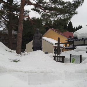 雪の中に佇む松尾芭蕉像